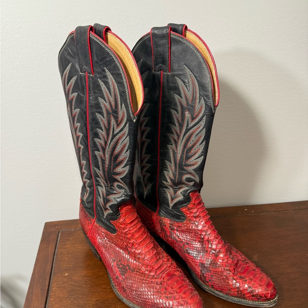 Red and Black Cowboy Western Boots with Classic Craftsmanship